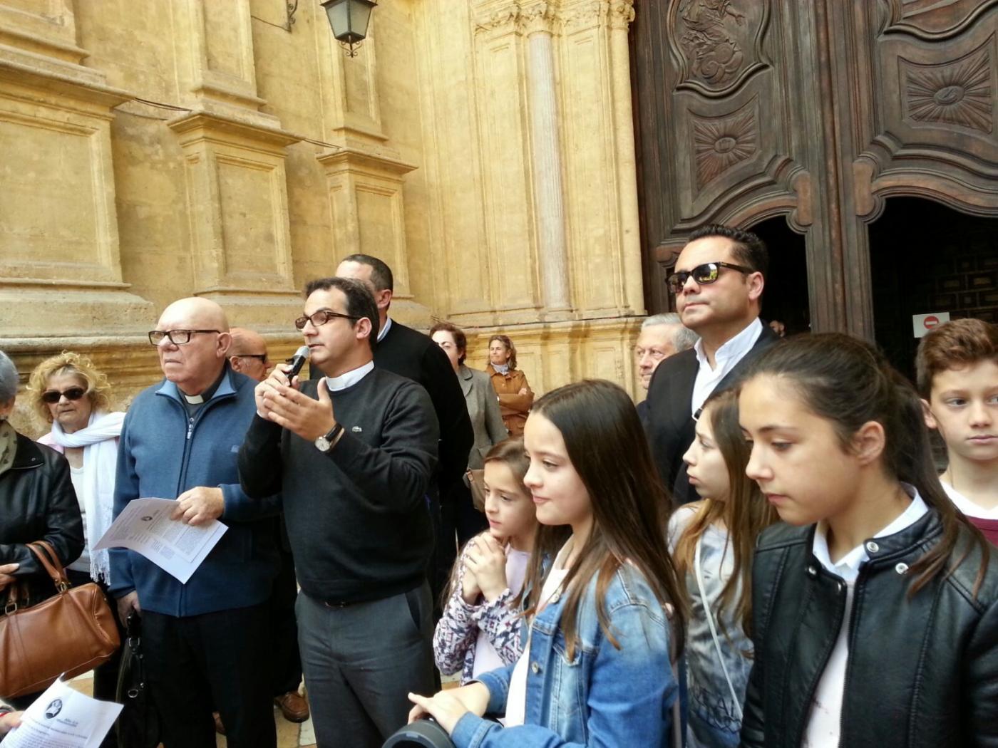 Fieles en la puerta de la Catedral