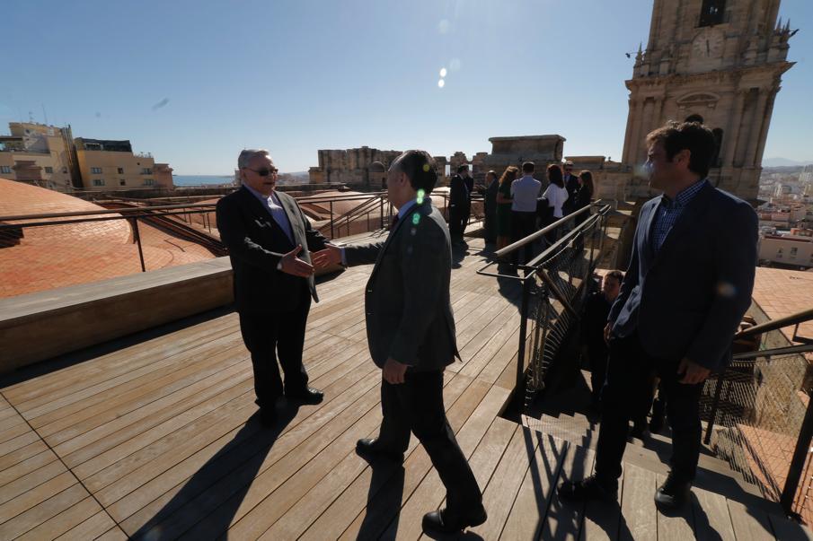 Saludo entre el deán de la Catedral, Alfonso Fernández-Casamayor, y el director territorial de CaixaBank, Juan Ignacio Zafra