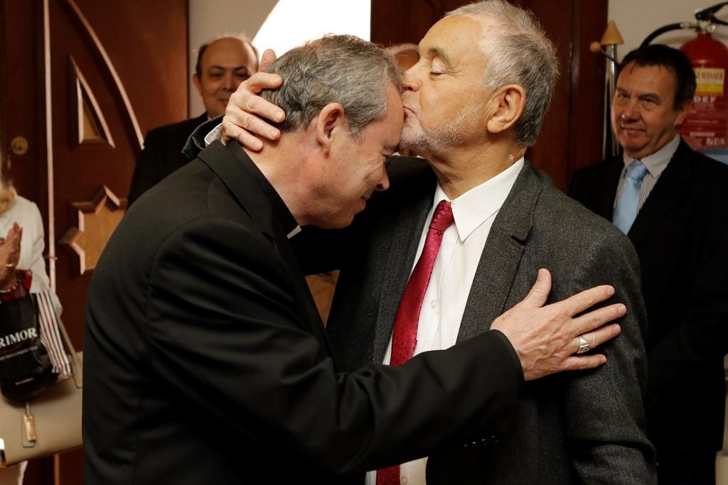El imán responde con un beso al regalo entregado por el obispo de Málaga