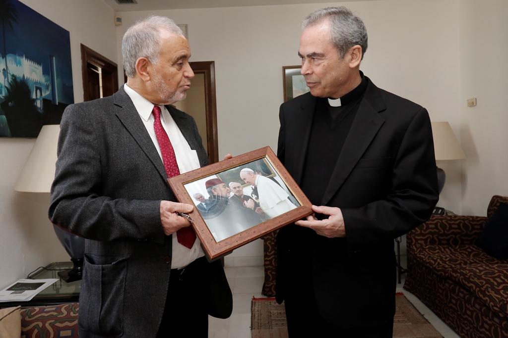 El imán ha mostrado a Don Jesús Catalá la foto de su último encuentro con el Papa