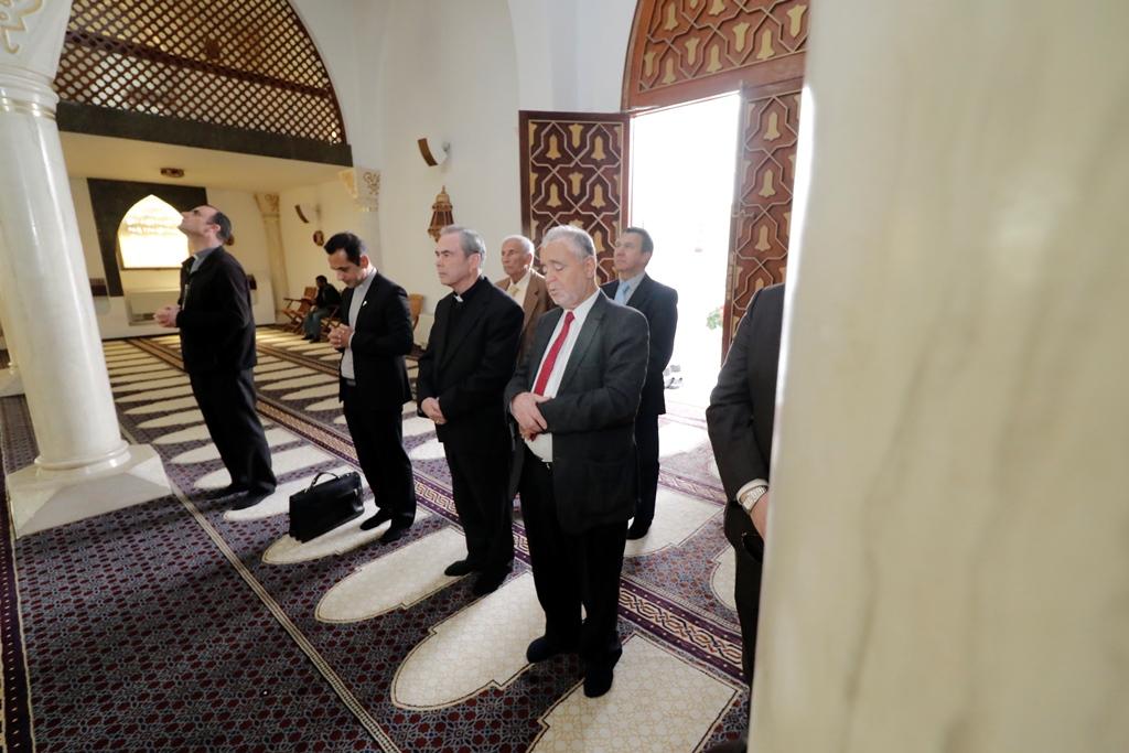 Durante la visita a la Mezquita, el obispo de Málaga y el imán ha rezado juntos