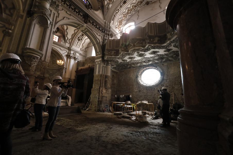 Medios durante la visita a Santiago Apóstol