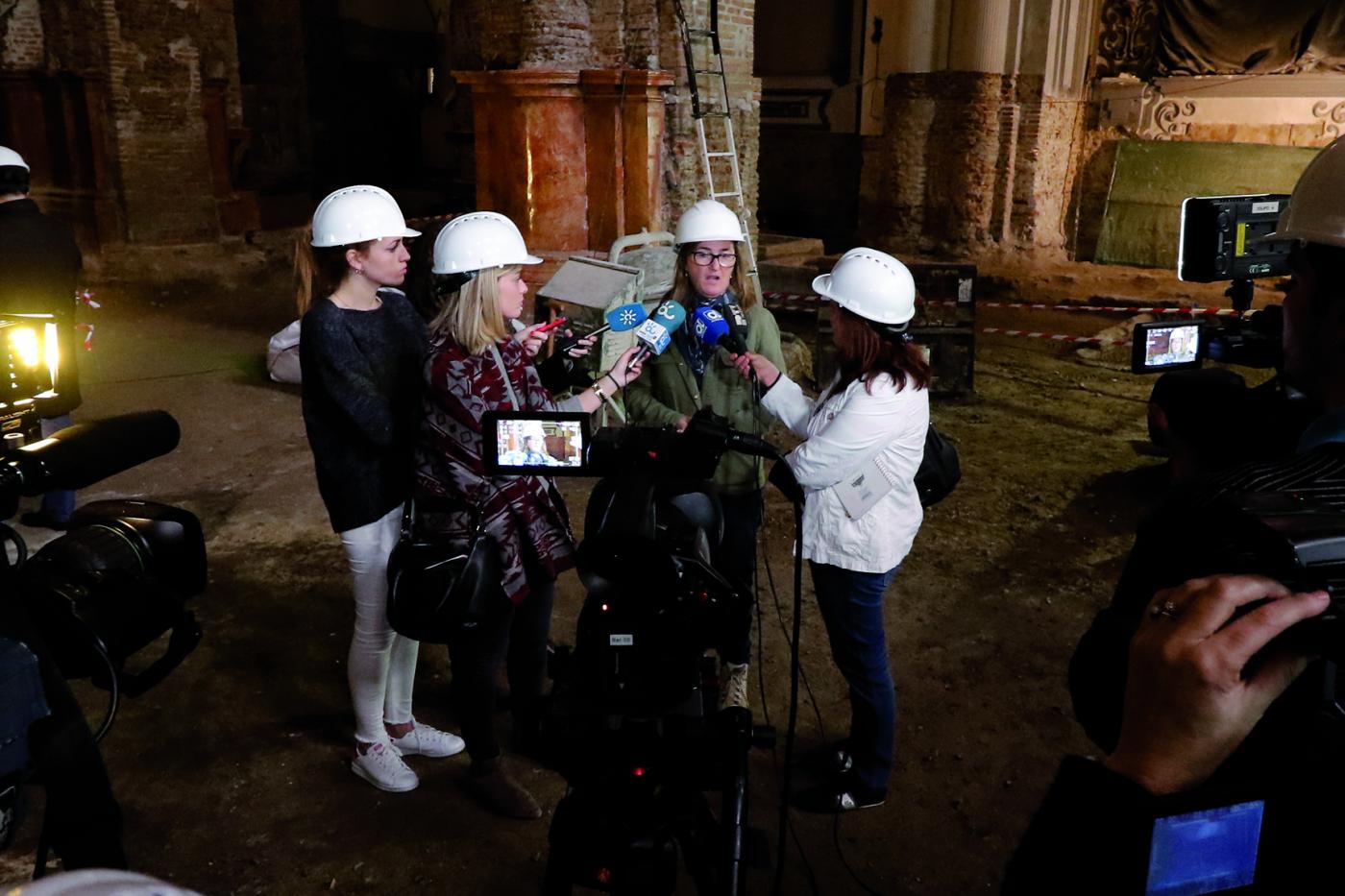 Los medios visitan la parroquia de Santiago