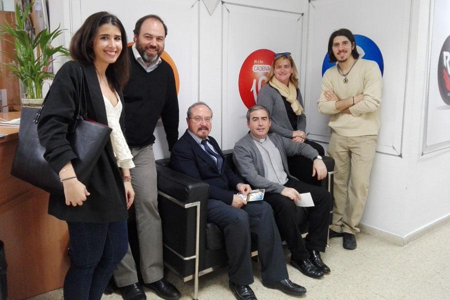 Ismael Herruzo y Javier Guerrero (sentados), junto al equipo de El Espejo