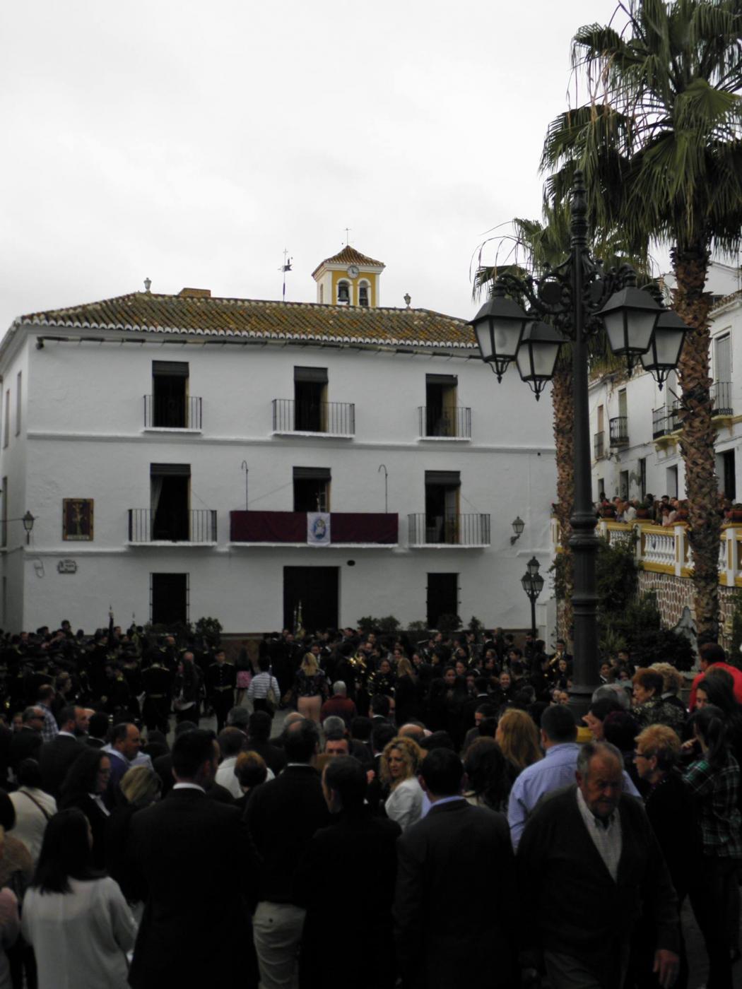 Momento de la visita del Obispo a Almogía