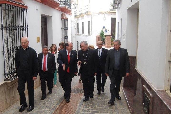 Momento de la visita del Obispo a Almogía