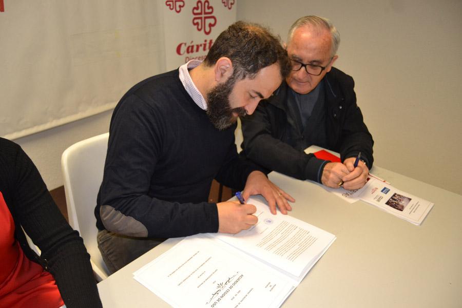 Francisco Cansino, de CEAR, firma el acuerdo de cesión de los apartamentos para refugiados de Cáritas Diocesana