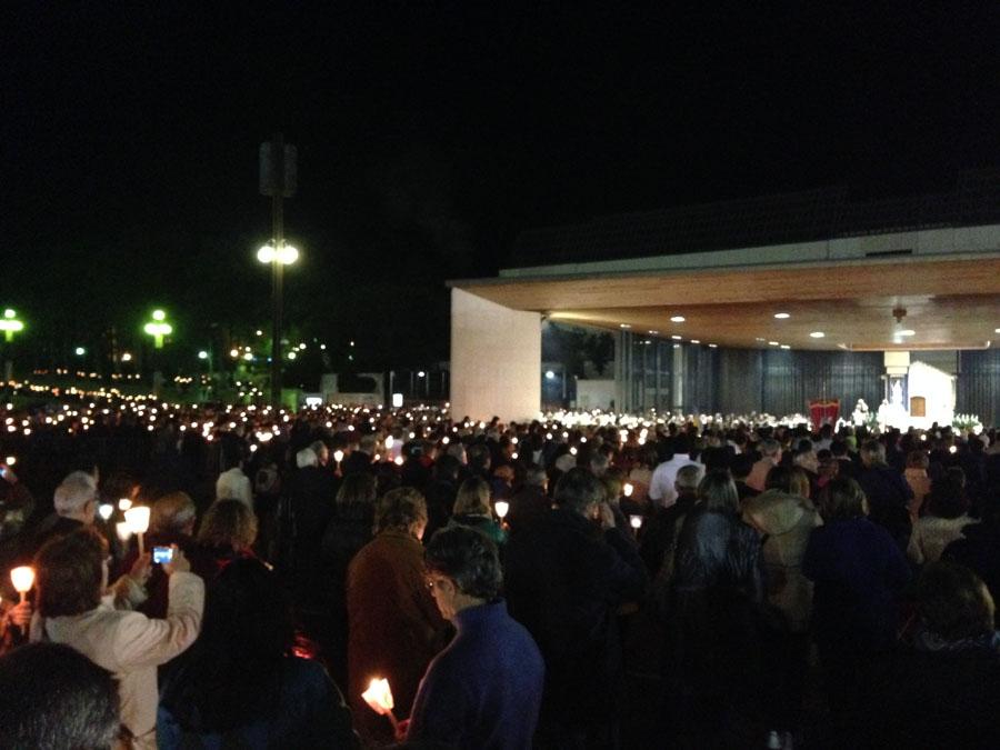 Los peregrinos participaron en la vigilia de antorchas
