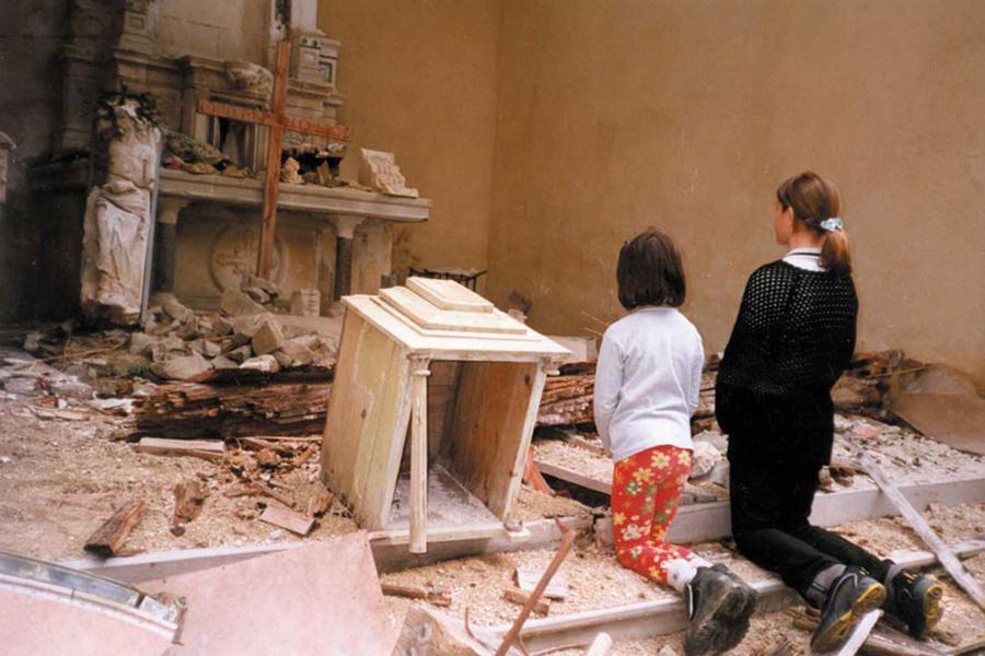 Cristianos rezan ante las ruinas de una iglesia en Irak