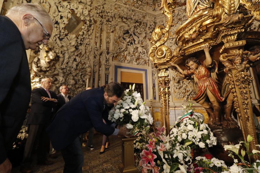El director de Cope, Adolfo Arjona, realiza la ofrenda floral a Santa María de la Victoria