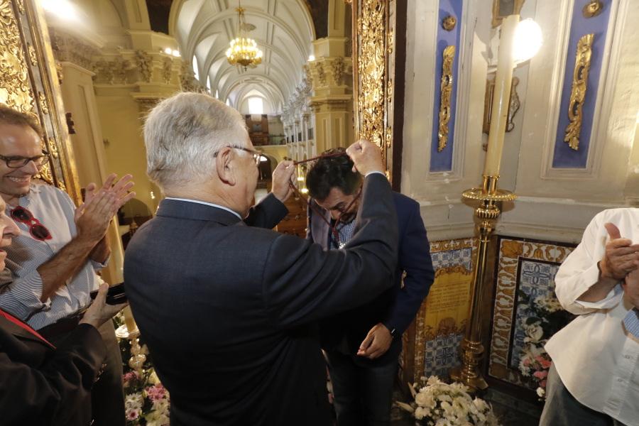 Francisco Toledo impone la medalla de la hermandad al director de Cope Málaga