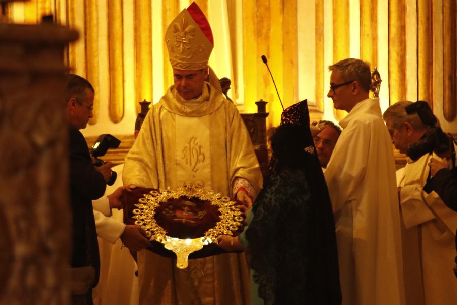 El Sr. Obispo sostiene la corona de Ntra. Sra. de la Soledad. FOTO: S. FENOSA