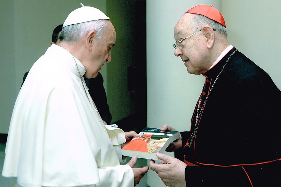 El cardenal Sebastián entrega sus memorias al Papa