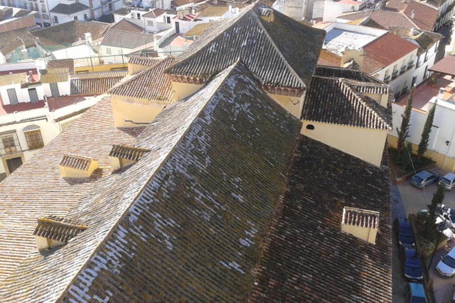 Tejado deteriorado de la iglesia de San JUan de Vélez-Málaga