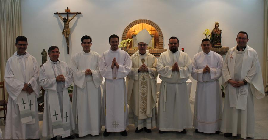 Firma del celibato y la profesión de fe de los ordenandos