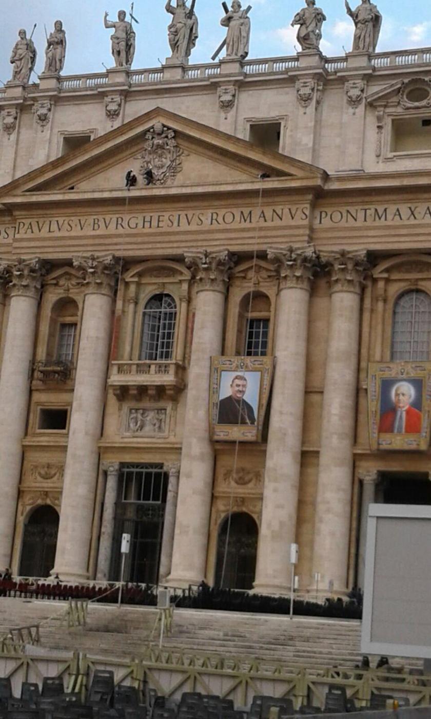 El tapiz de D. Manuel González ya luce en la Basílica de San Pedro