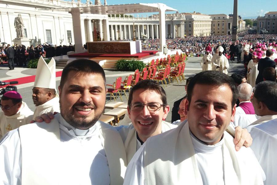Los sacerdotes Daniel Martín, Fernando Luque y Francisco Ruiz en la canonización de san Manuel González, el 16 de octubre, en Roma