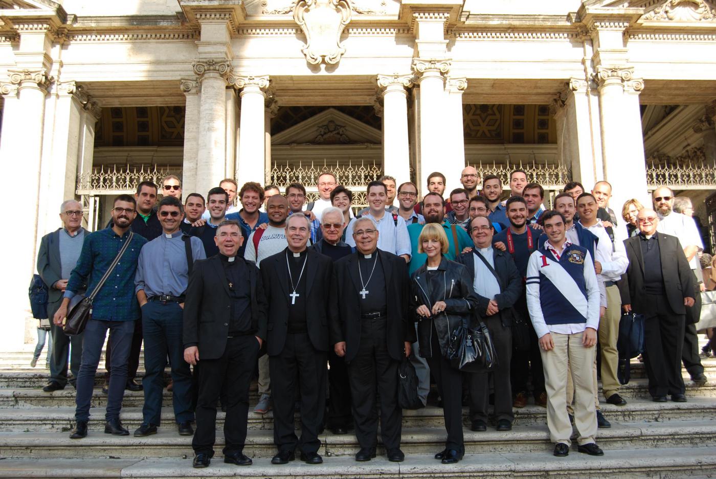 Grupo de sacerdotes, seminaristas y formadores del Seminario, junto al Mons. Jesús Catalá, obispo de Málaga y Mons. Javier Martínez, arzobispo de Granada