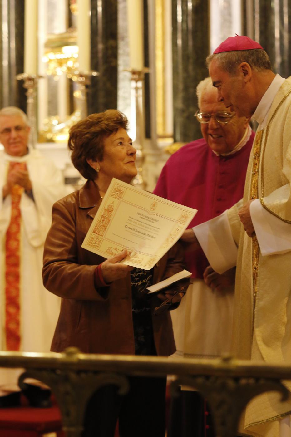 Entrega de la medalla Pro Ecclesia Malacitana a Teresa Isaac, en la celebración del Jubileo de la Pastoral Universitaria y la Fundación Victoria