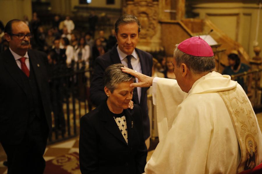 El Sr. Obispo celebra el sacramento de la confirmación en la Catedral