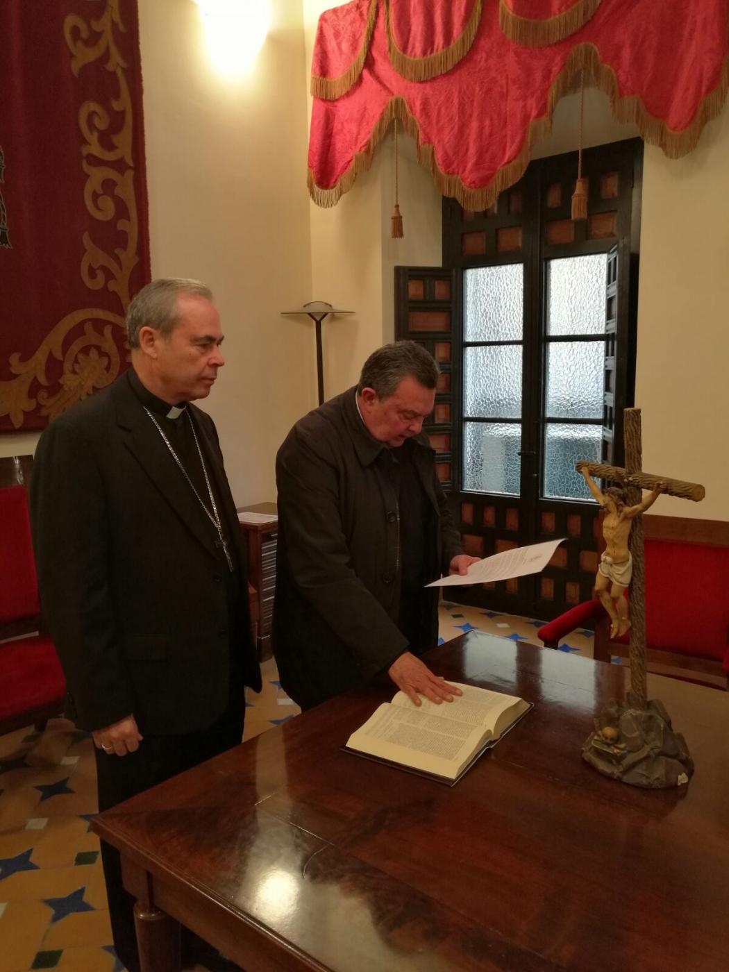 Rafael Gil jurando su cargo