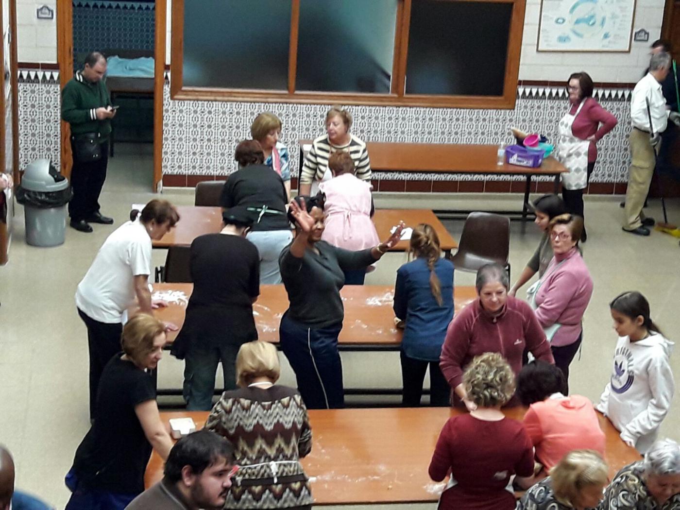 Voluntarios de María Madre de Dios haciendo borrachuelos para Cáritas parroquial