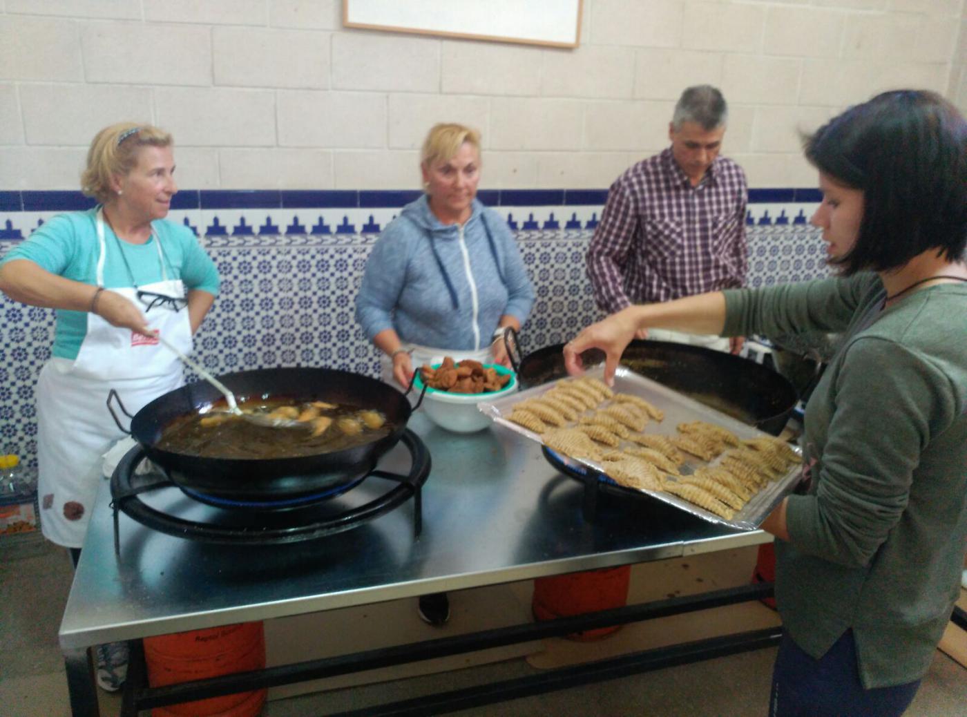 Voluntarios de María Madre de Dios haciendo borrachuelos para Cáritas parroquial