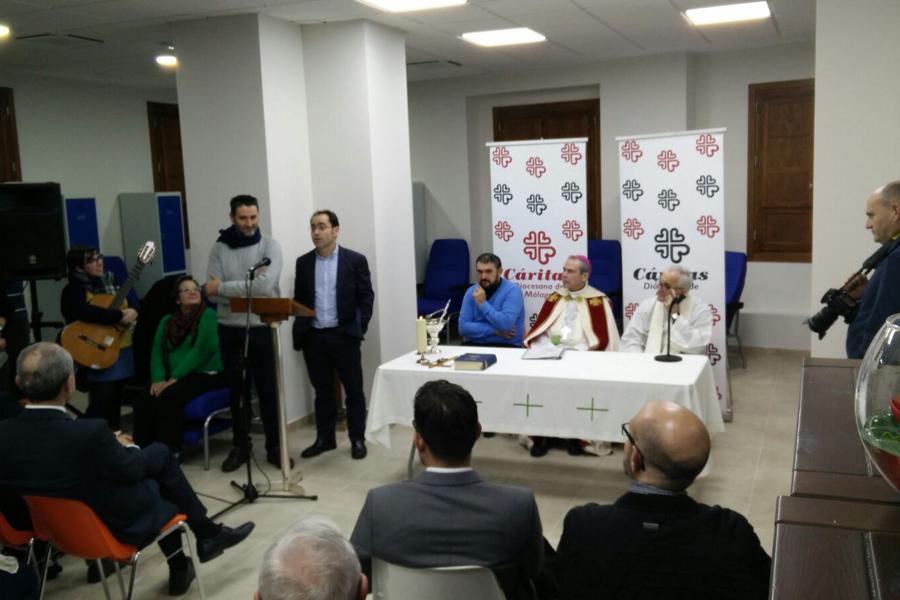 Bendición de "Calor y café" por el obispo de Málaga, Jesús Catalá