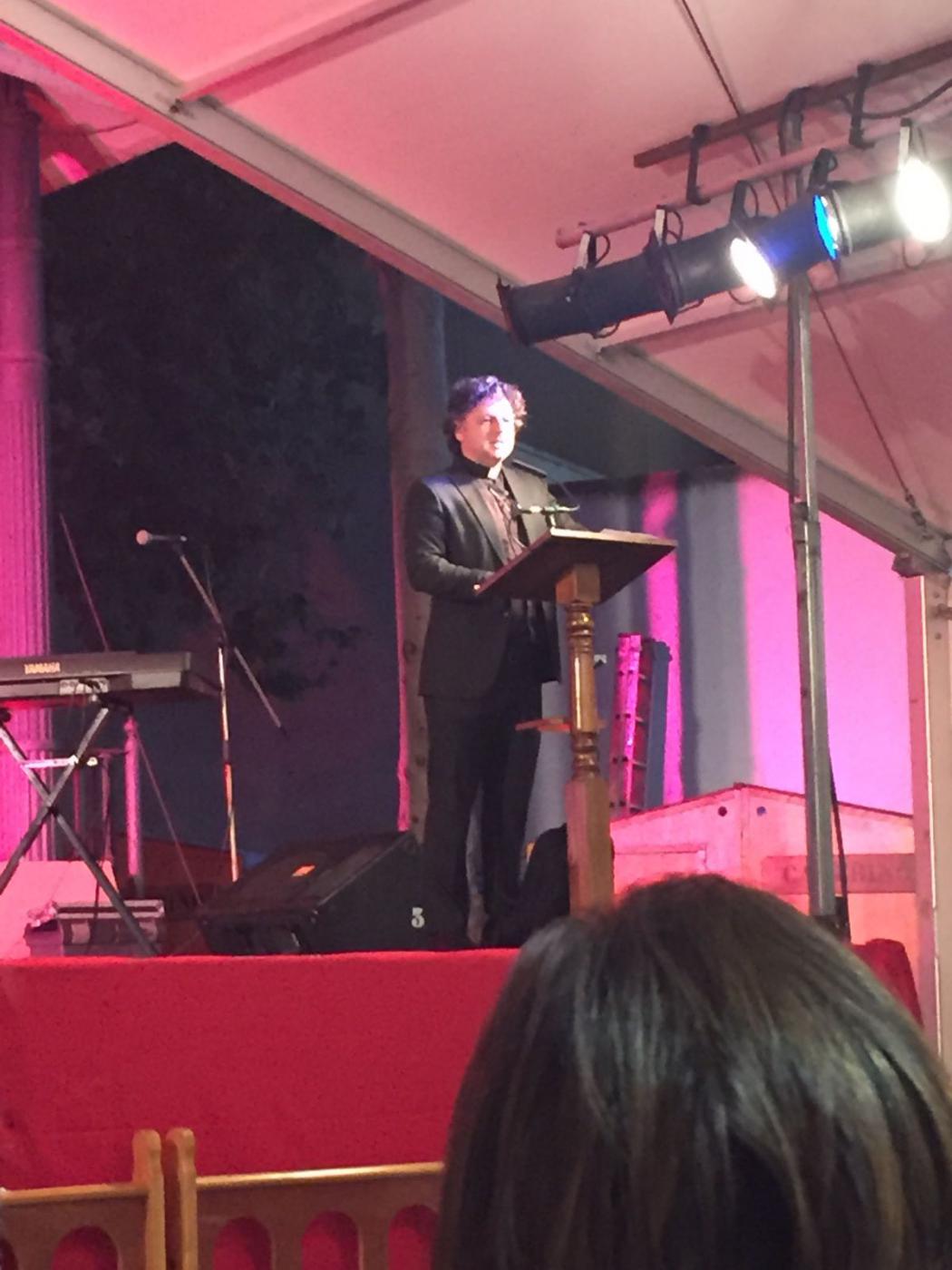 El párroco de Madre de Buen el Consejo, Rafael Pérez, durante su intervención