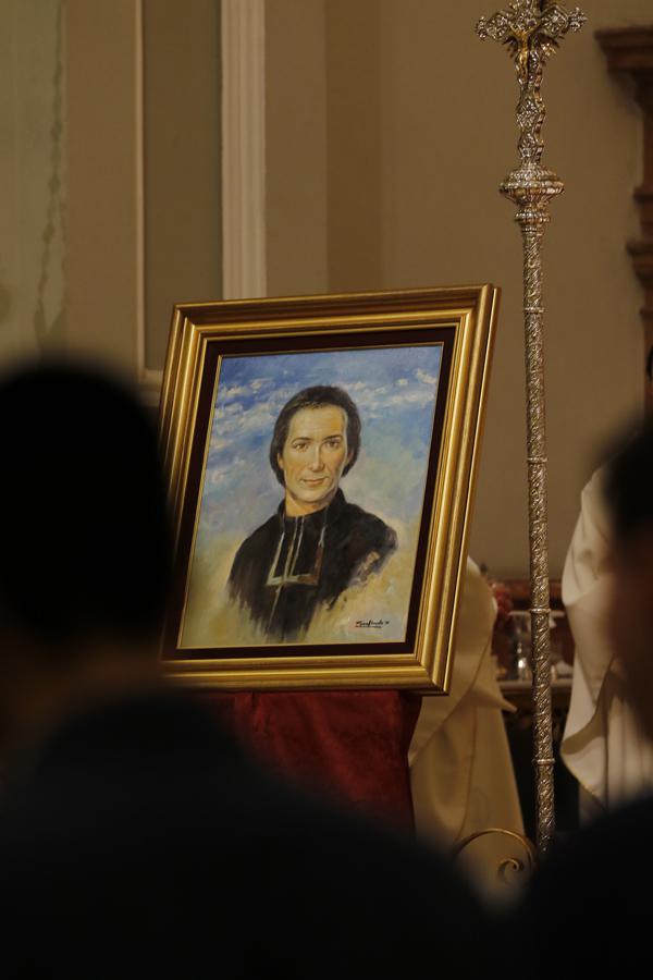 La imagen del fundador de los Maristas presidió el presbiterio durante la Eucaristía. FOTO: S. FENOSA