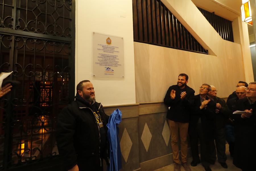 Descubrimiento de la placa con motivo del 200 aniversario del colegio Marista. FOTO: S. FENOSA