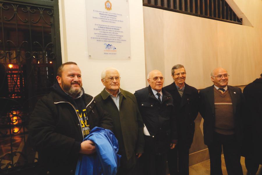 Hermanos Maristas tras descubrir la placa conmemorativa del 22 aniversario en el colegio // S. FENOSA