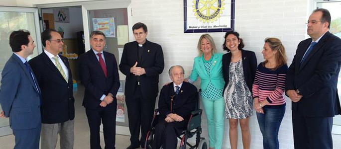 D. Francisco Echamendi, en el descubrimiento de una placa del Club Rotary en el colegio que lleva su nombre