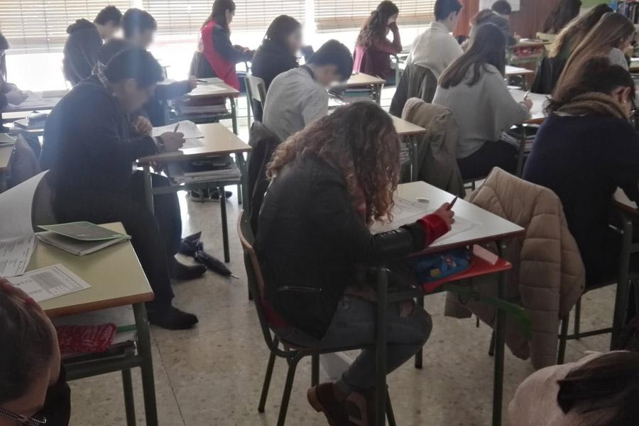 Participantes en los II Relicat Games durante la prueba escrita