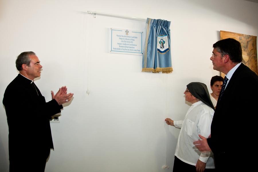 Madre Irene, junto al Obispo de Málaga, Jesús Catalá, en la inauguración de la Residencia del Buen Samaritano de Nerja