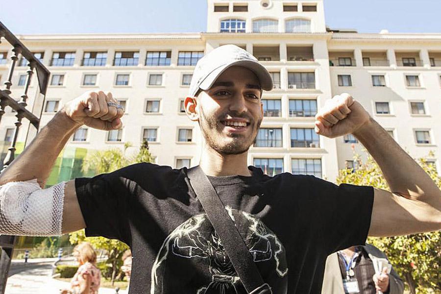 Pablo Ráez en la puerta del Hospital Carlos Haya. FOTO: JESÚS DOMÍINGUEZ/EL MUNDO/MARCA