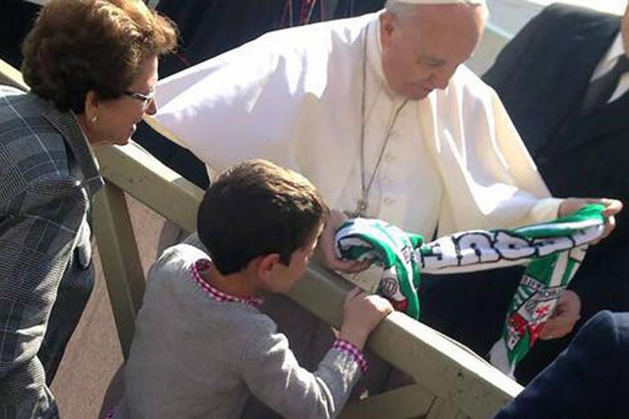 El día que Álvaro le regaló su bufanda del Antequera al Papa