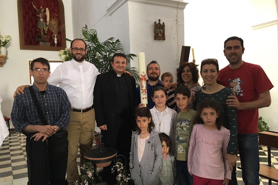 Dos familias, un cura y un seminarista comparten Semana Santa con los vecinos de Benarrabá