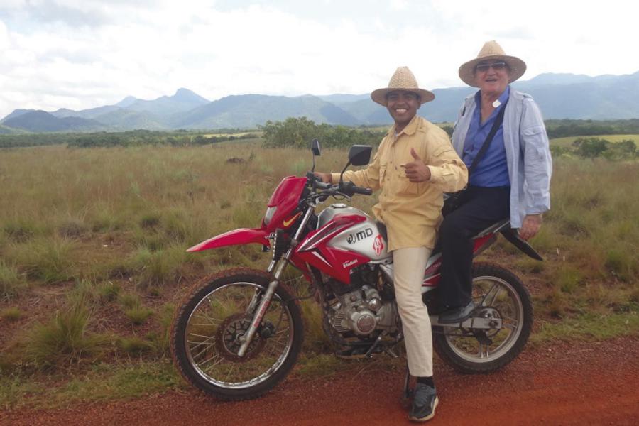 El sacerdote malagueño Manuel Lozano llevado en moto por Corman Pérez, catequista de Santa Rosalía, en una visita a una comunidad campesina