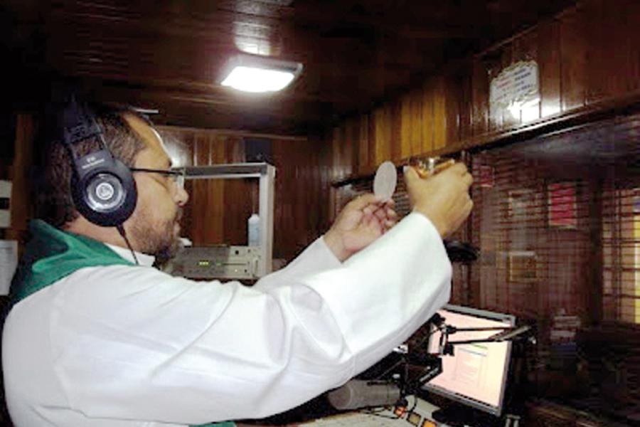 El padre Báez radiando la Santa Misa que siguen miles de fieles en los lugares más apartados de la selva