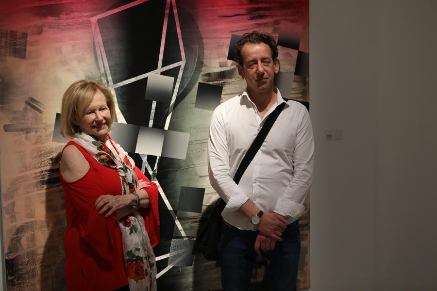 Bernard Gilbert, uno de los autores de la exposición "Painting after Postmodernism (Belgium-USA)", junto a la comisaria Barbara Rosa, en el Palacio Episcopal // S. FENOSA