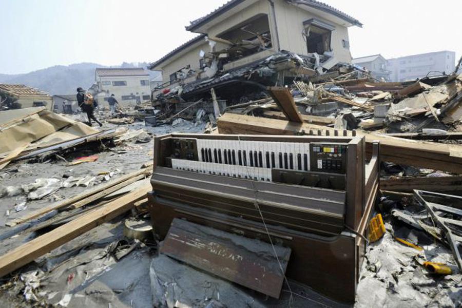 Frente a las bombas de Siria un plano en la calle