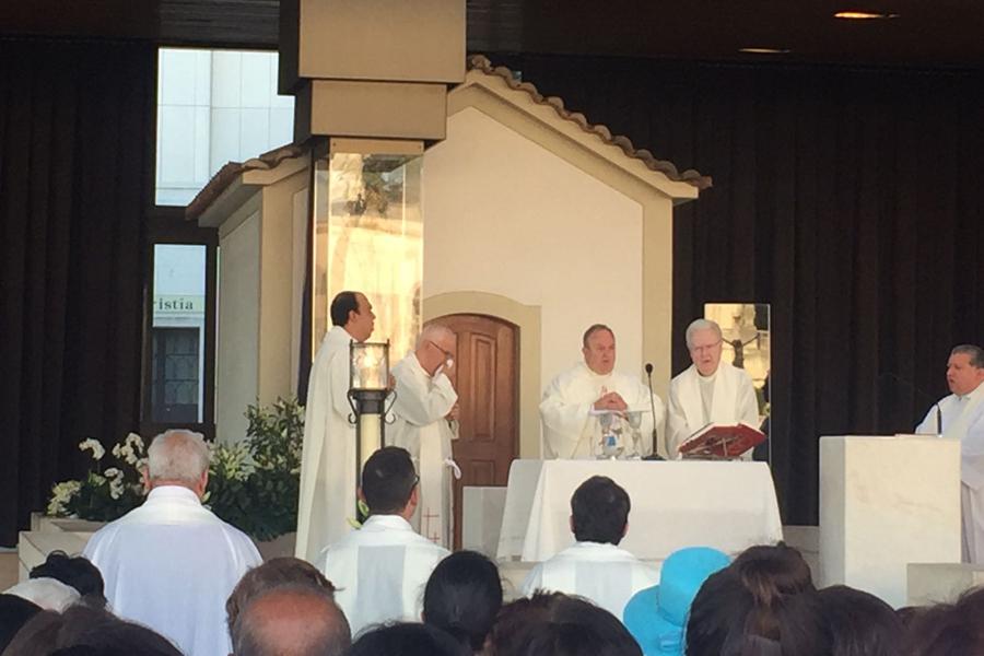 El delegado de Peregrinaciones de la Diócesis de Málaga preside la Eucaristía en la Capelinha de Fátima // T. FUREST