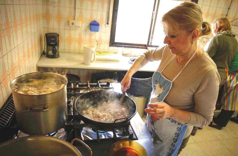 Una voluntaria en la cocina del Cottolengo // P. ORTEGA