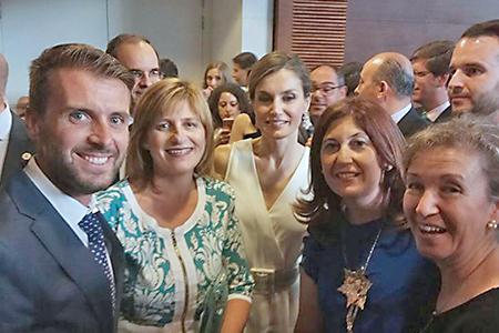 La Reina Doña Letizia junto a Antonio Pozo (Jefe de Estudios del colegio Cristo Rey), Reme Saborido (directora), Balbina del Pino y Juana Gómez (profesoras del colegio Obispo San Patricio)