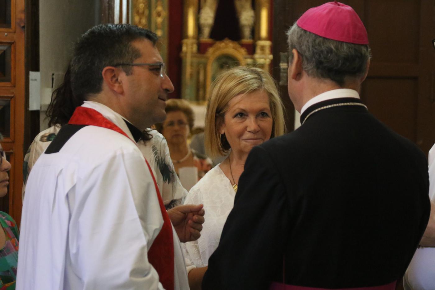 Don Jesús Catalá saluda a los fieles de Campillos, durante su Visita Pastoral