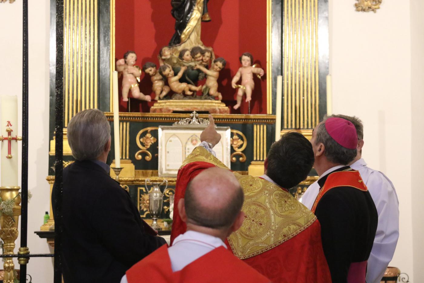 Don Jesús Catalá visita el templo de Campillos, durante su Visita Pastoral