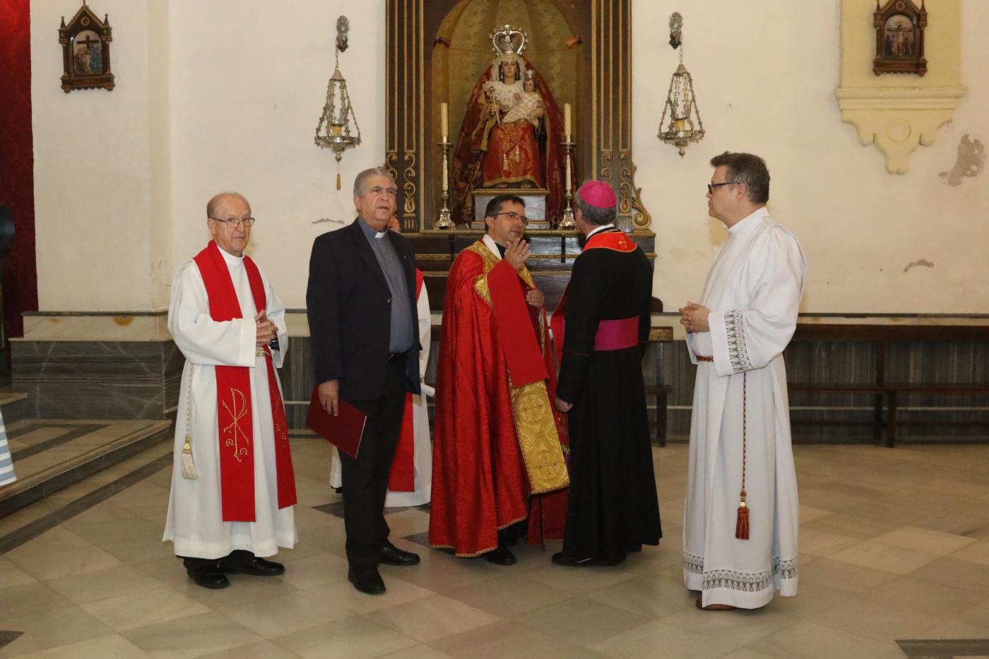 Don Jesús Catalá visita el templo de Campillos, durante su Visita Pastoral