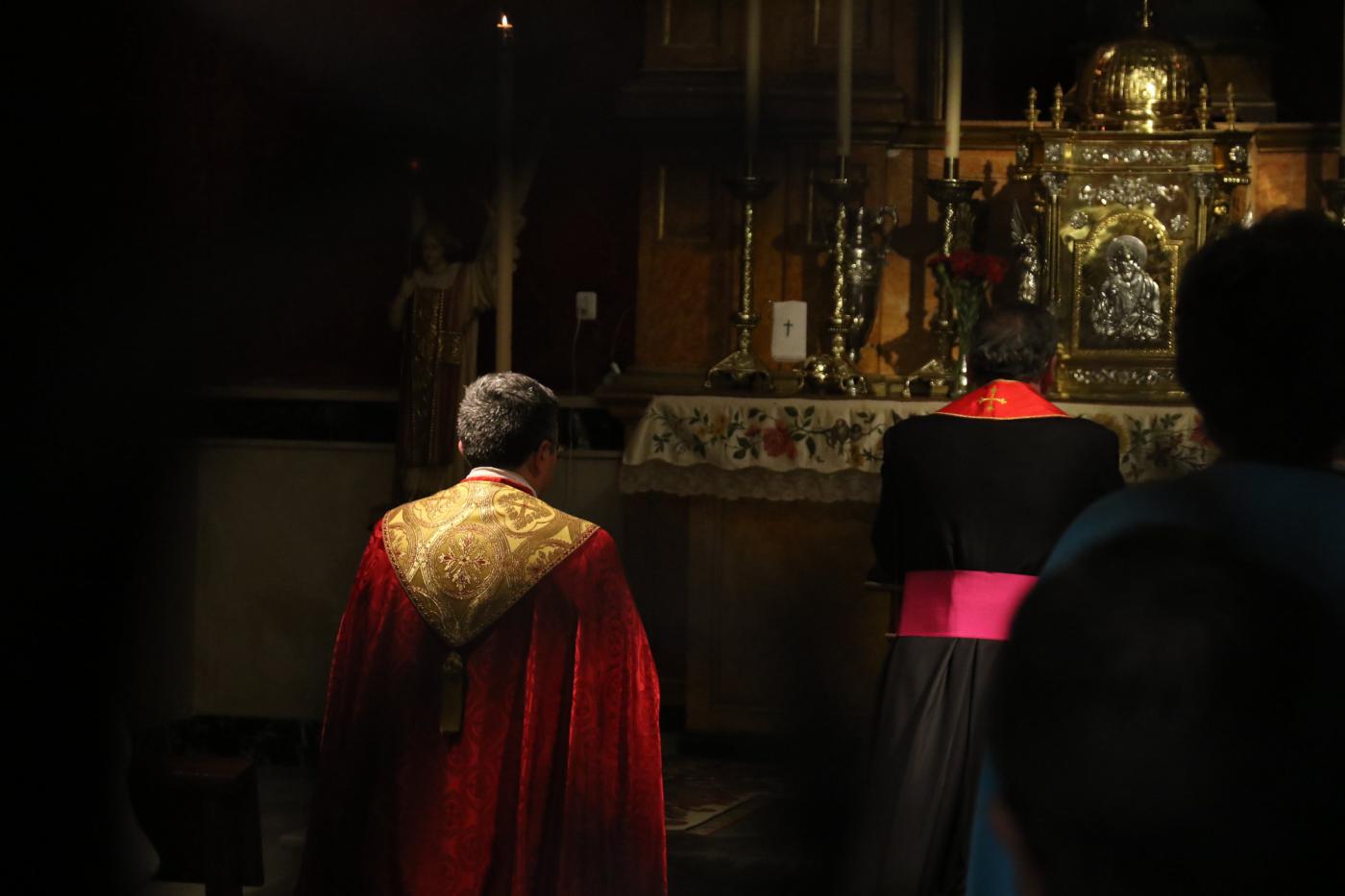Don Jesús Catalá, reza ante el Santísimo durante su Visita Pastoral a Campillos
