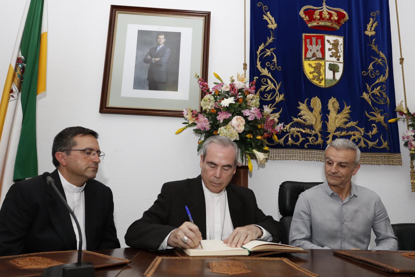 Don Jesús Catalá firma el libro de honor del Ayuntamiento durante su Visita Pastoral a Campillos